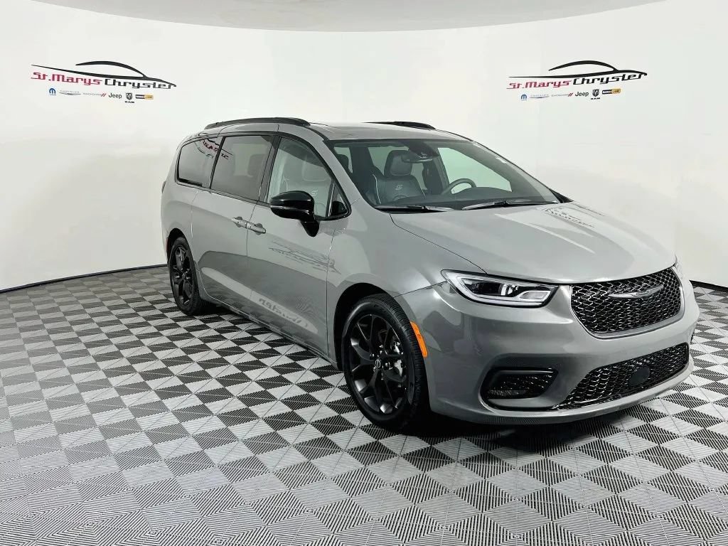 Used 2025 Chrysler Pacifica Limited w/ Trailer Tow Group FWD image 1