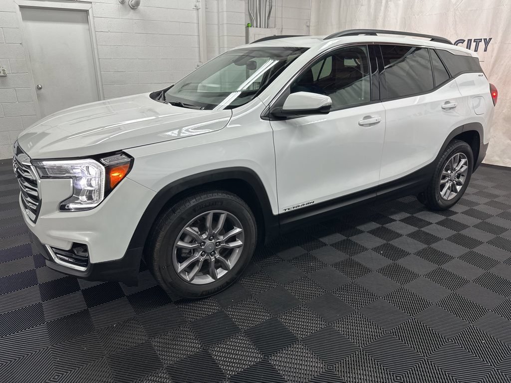 Used 2024 GMC Terrain SLT AWD/4WD image 2