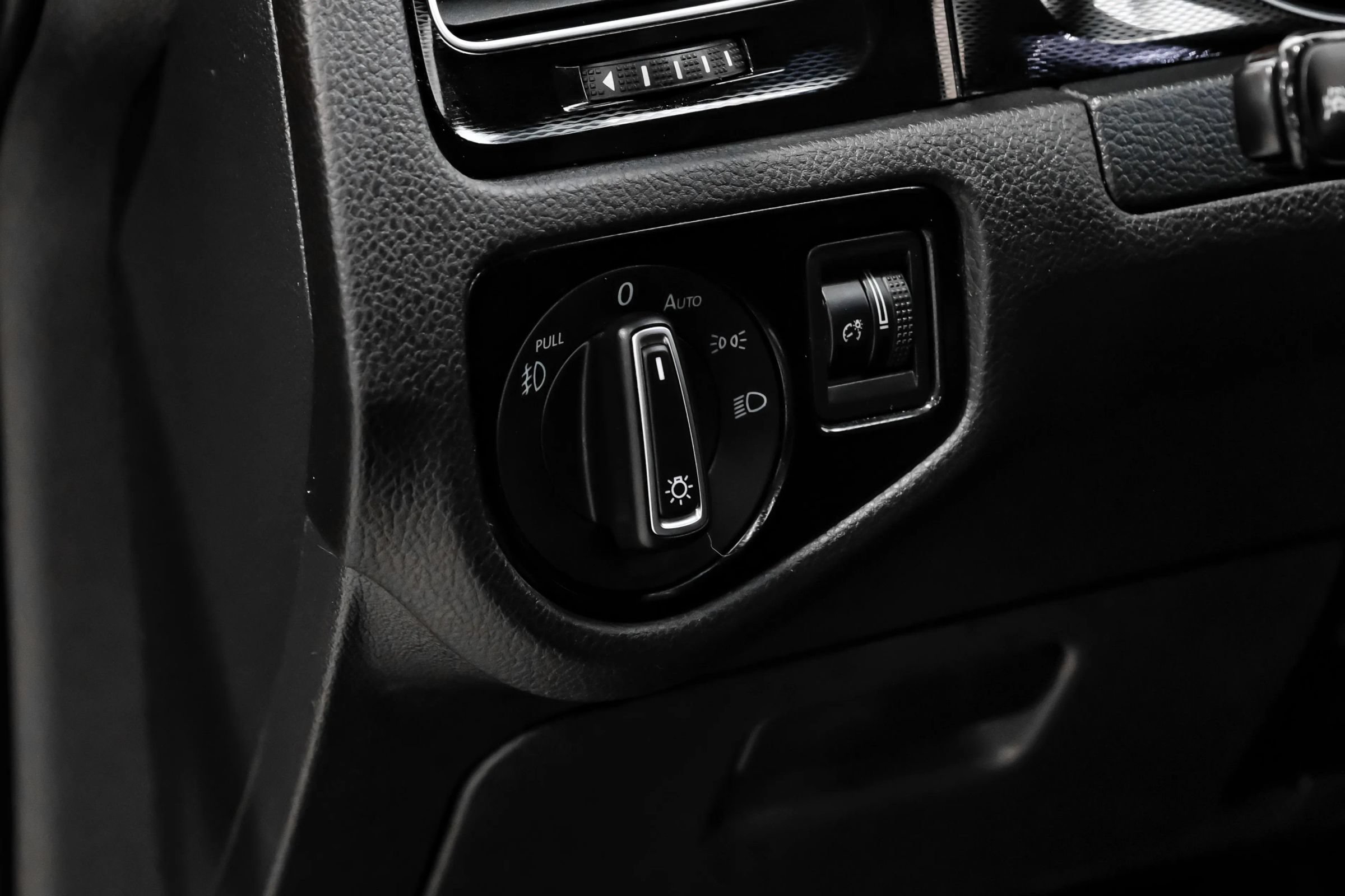 Used 2016 Volkswagen GTI SE FWD image 27