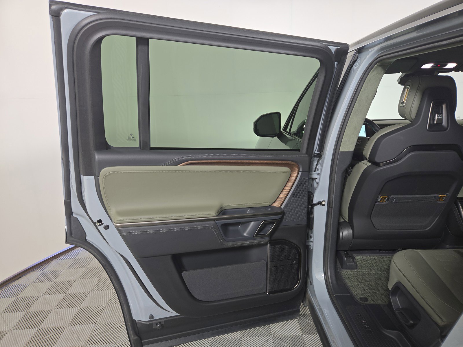 Used 2024 Rivian R1S Adventure image 17