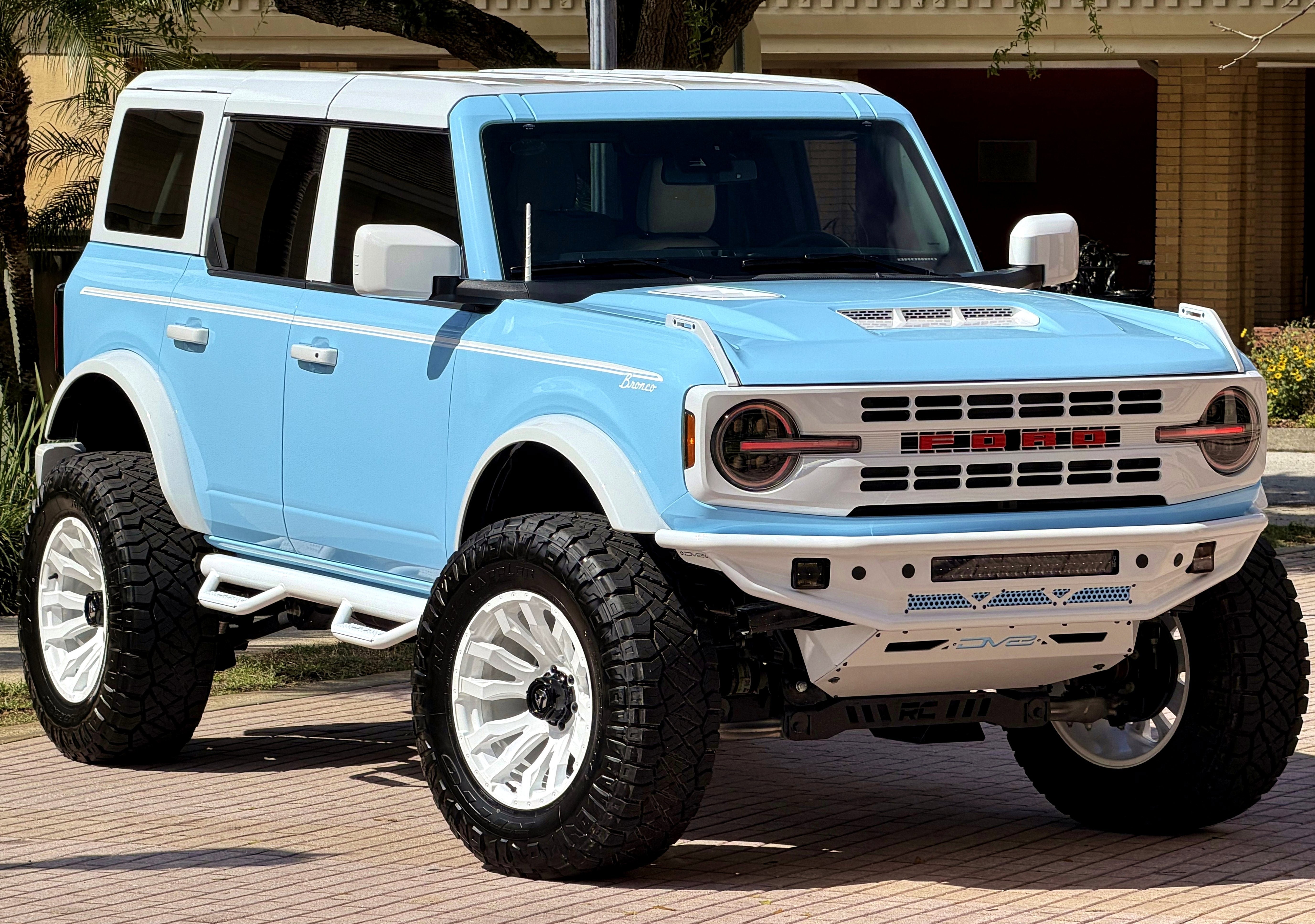 Used 2025 Ford Bronco Outer Banks AWD/4WD image 3