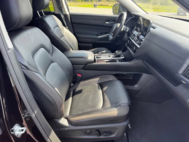 Used 2025 Nissan Pathfinder SL AWD/4WD image 14