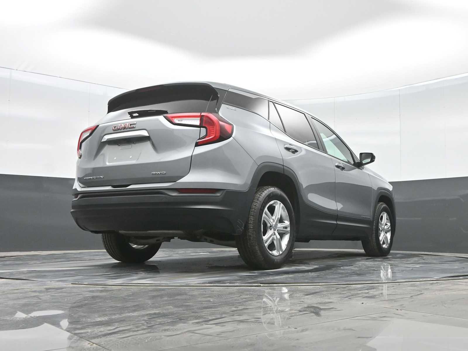 Used 2024 GMC Terrain SLE image 26