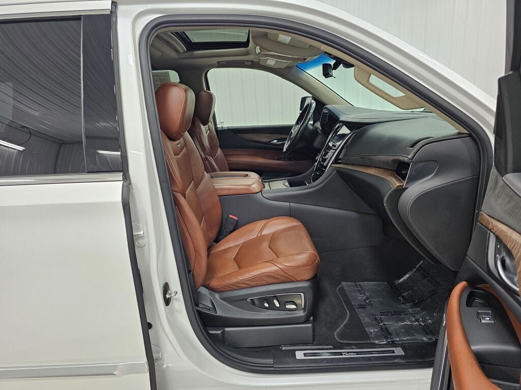 Used 2019 Cadillac Escalade Luxury AWD/4WD image 23
