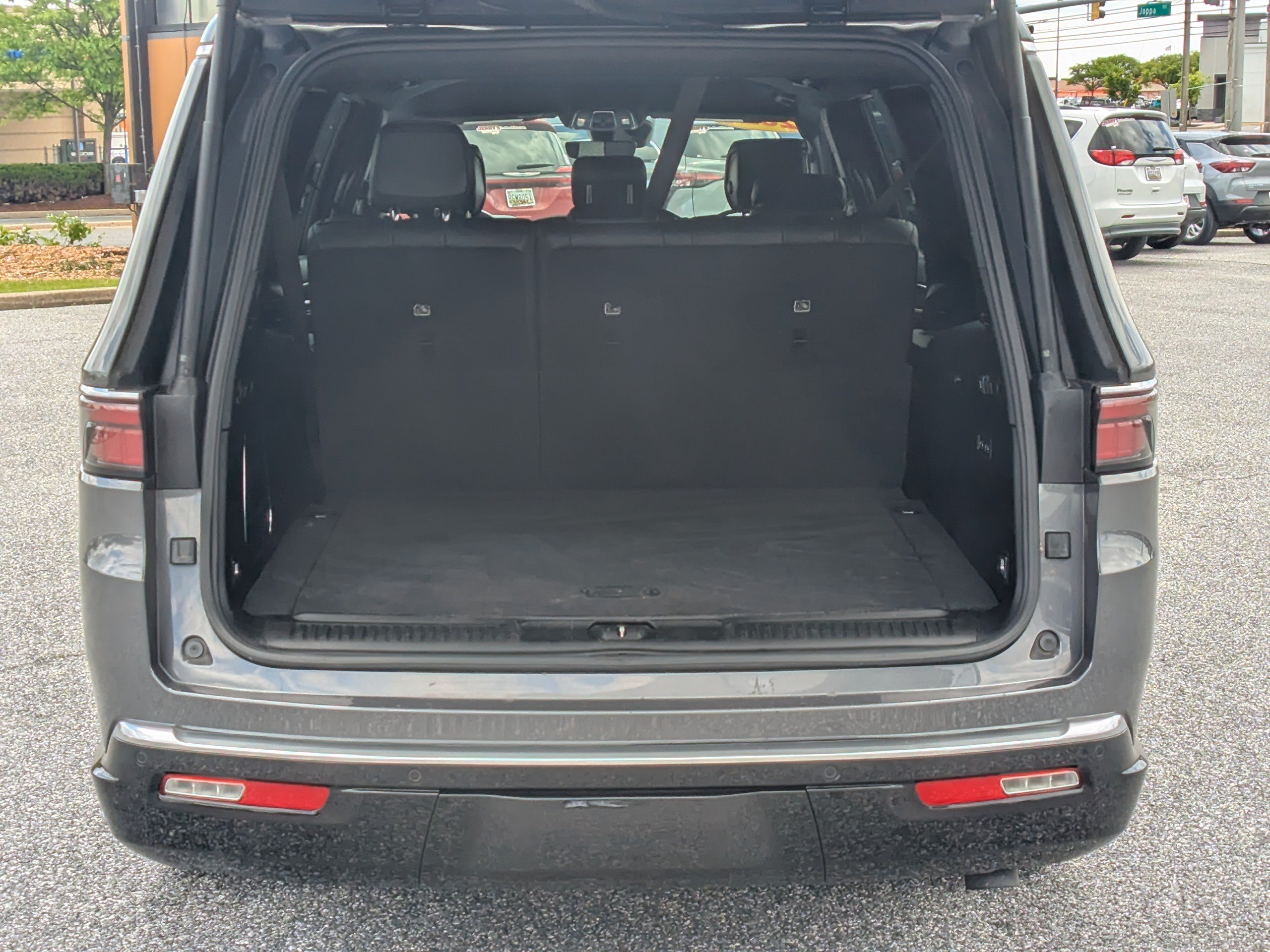 Used 2023 Jeep Wagoneer L Series III w/ Preferred Equipment Group AWD/4WD image 8