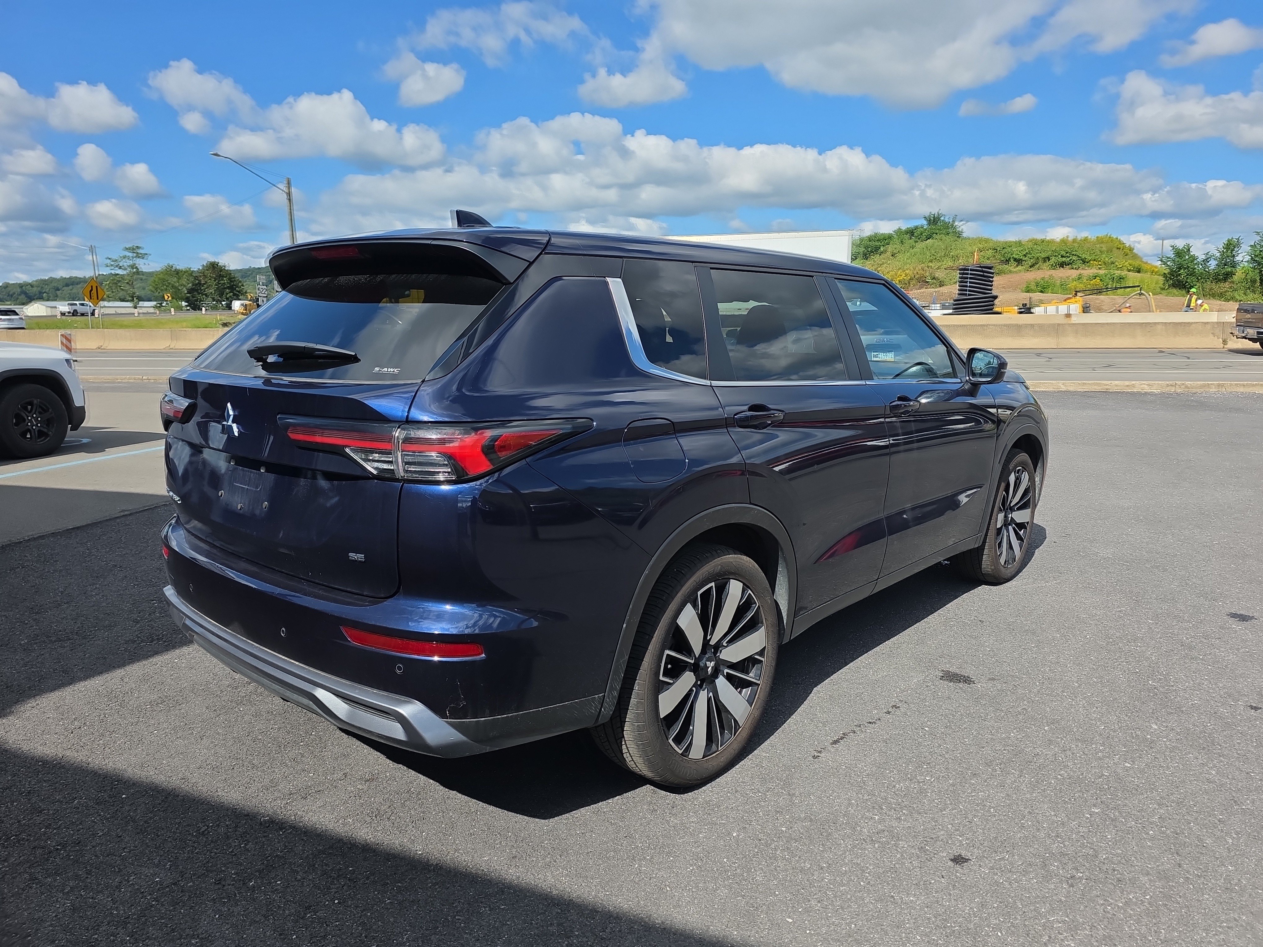 Used 2025 Mitsubishi Outlander SE AWD/4WD image 3