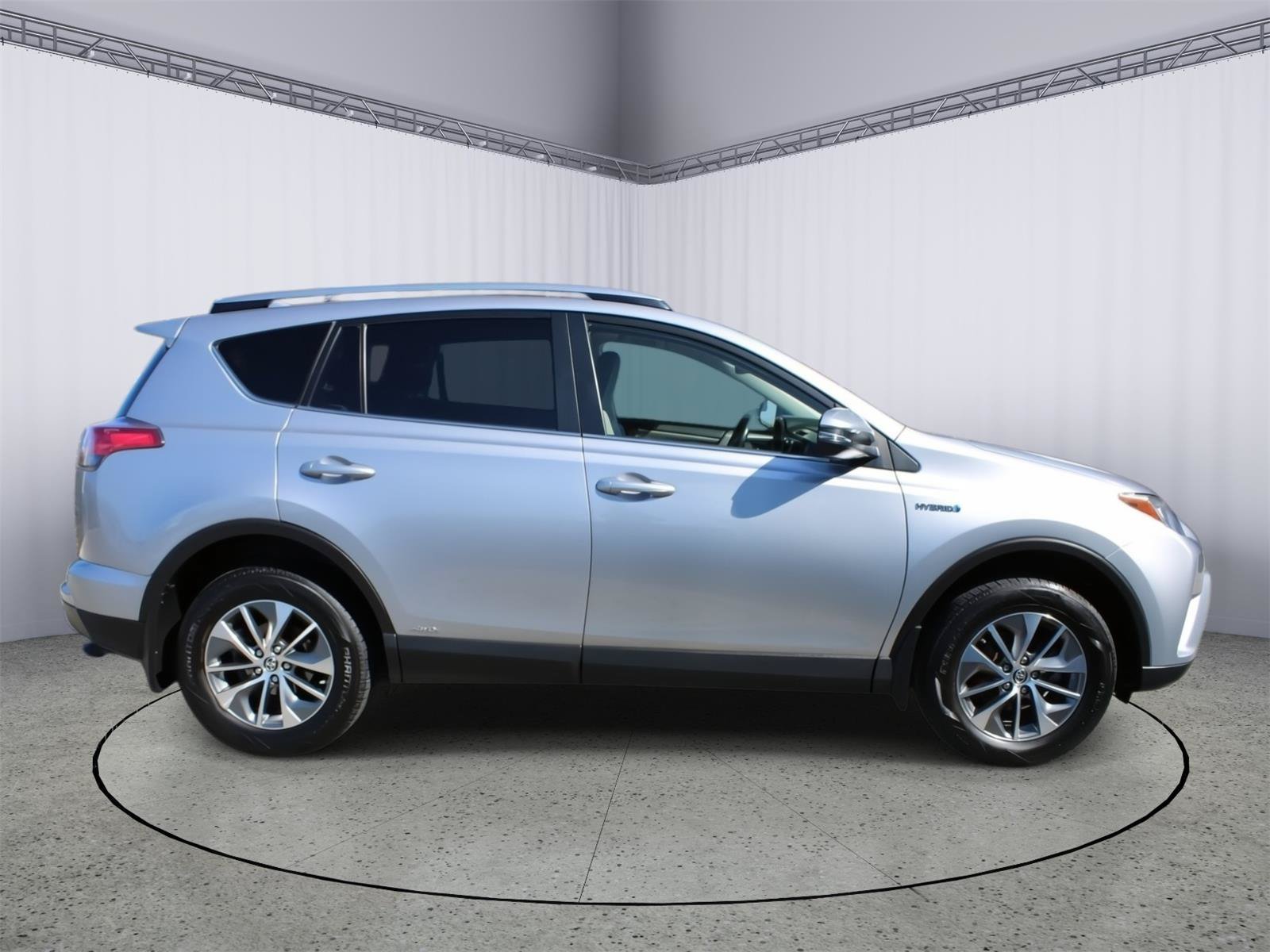 Used 2018 Toyota RAV4 XLE AWD/4WD image 9
