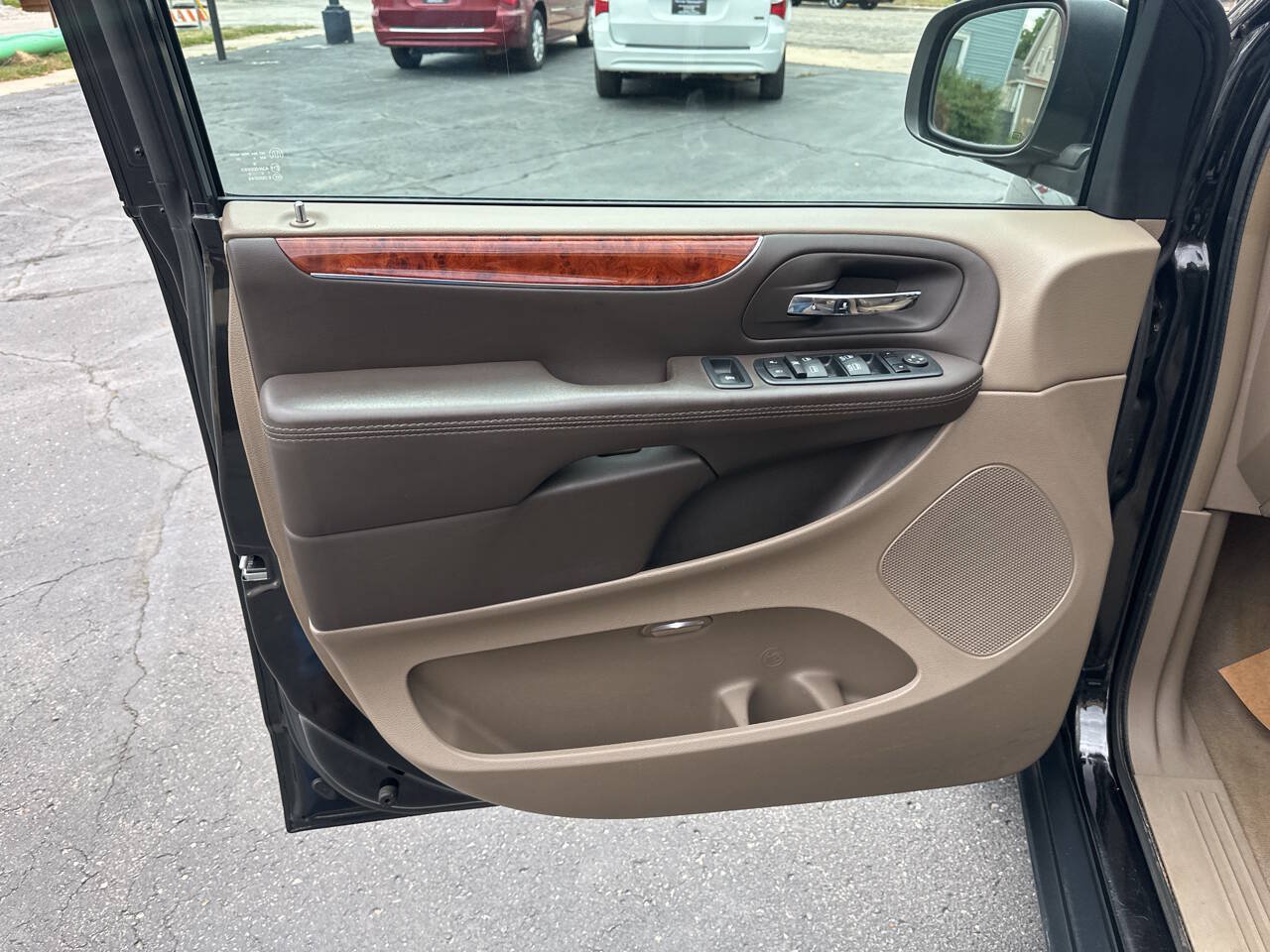 Used 2015 Chrysler Town & Country Touring-L w/ Driver Convenience Group FWD image 16