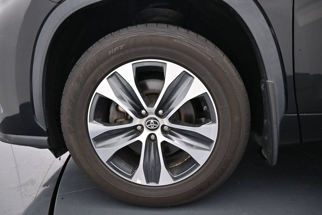 Used 2023 Toyota Highlander XLE AWD/4WD image 14