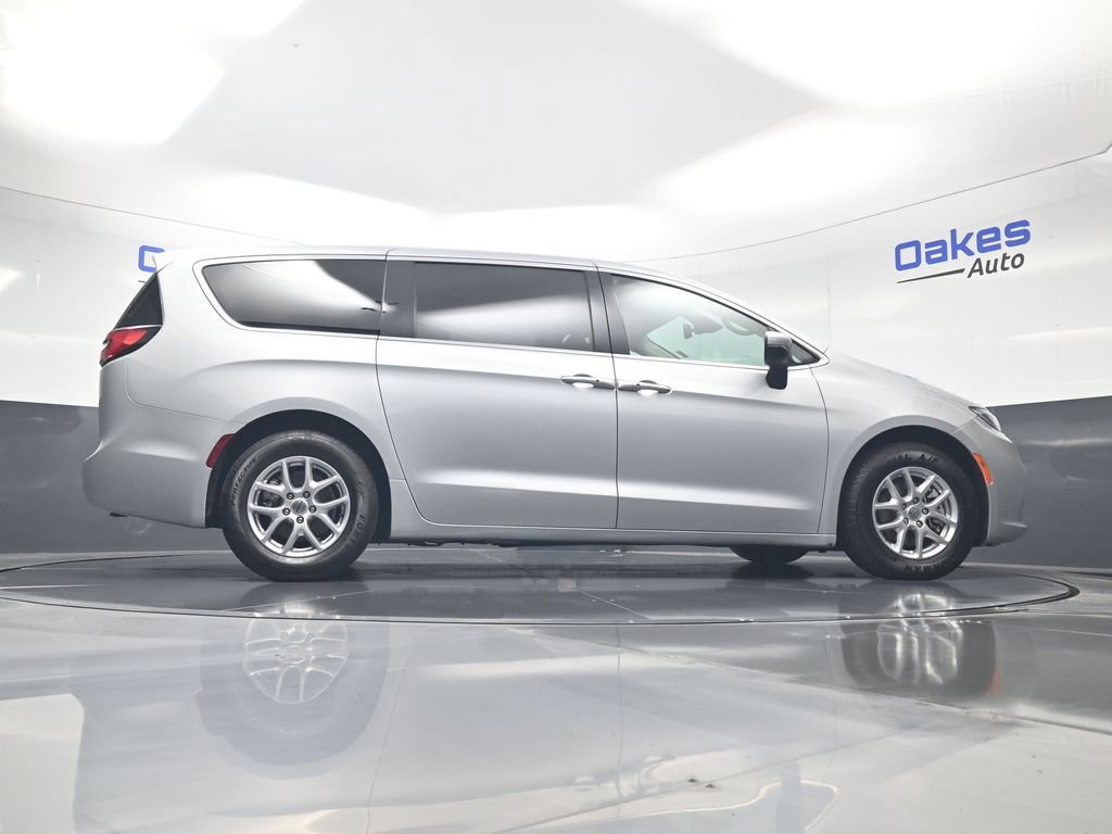 Used 2023 Chrysler Pacifica Touring-L FWD image 45