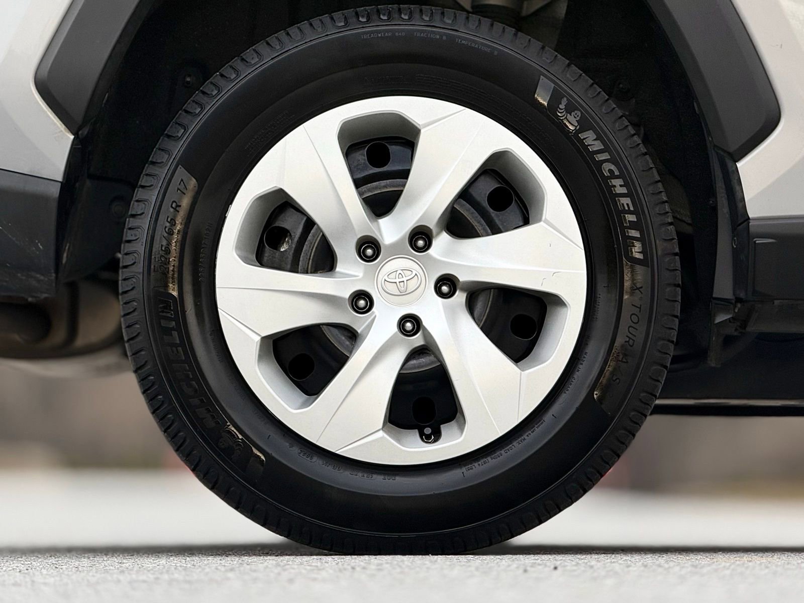 Used 2021 Toyota RAV4 LE image 19