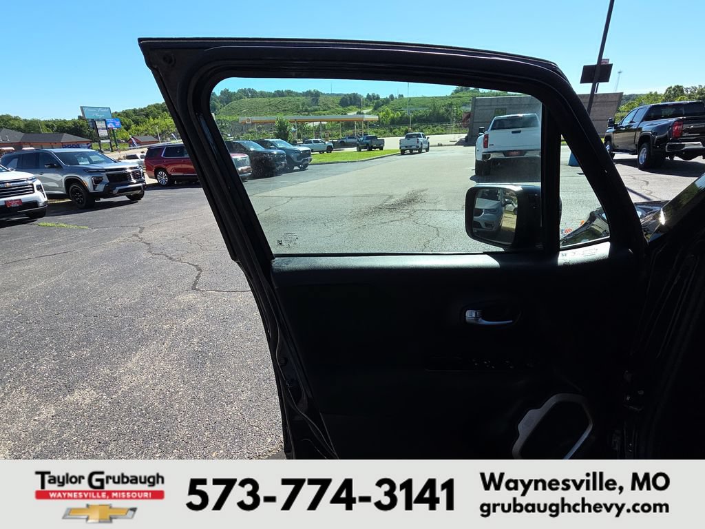 Used 2017 Jeep Renegade Latitude AWD/4WD image 12