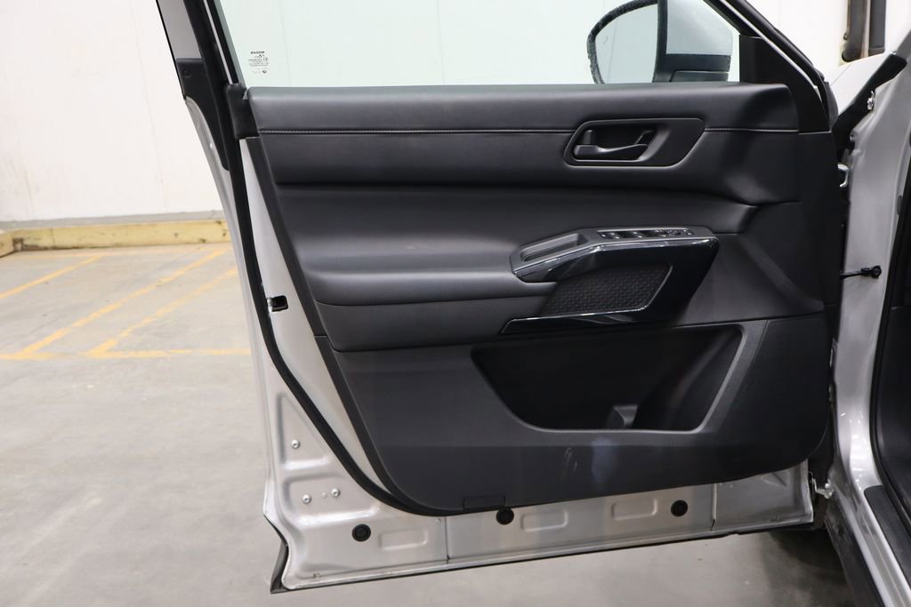 Used 2024 Nissan Pathfinder SV image 17