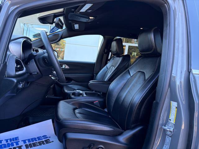Certified 2025 Chrysler Pacifica Select AWD/4WD image 18