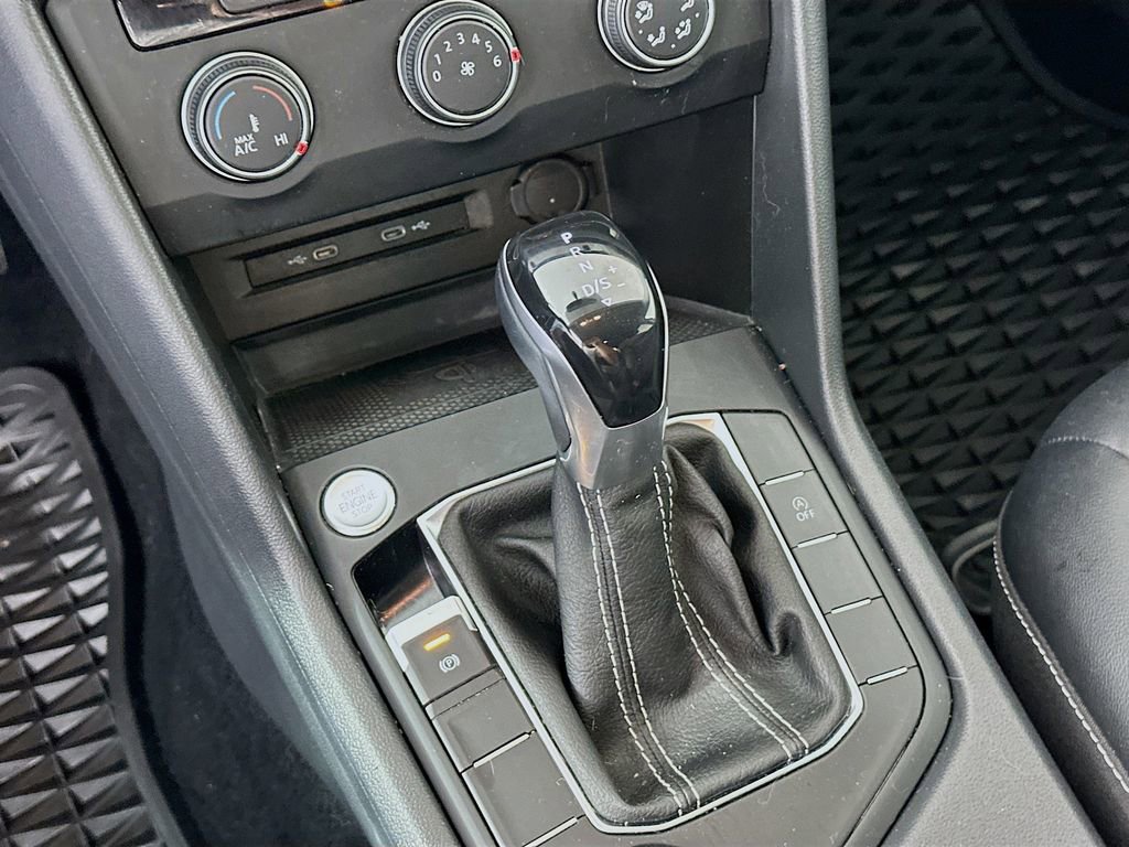 Used 2022 Volkswagen Taos SE image 16