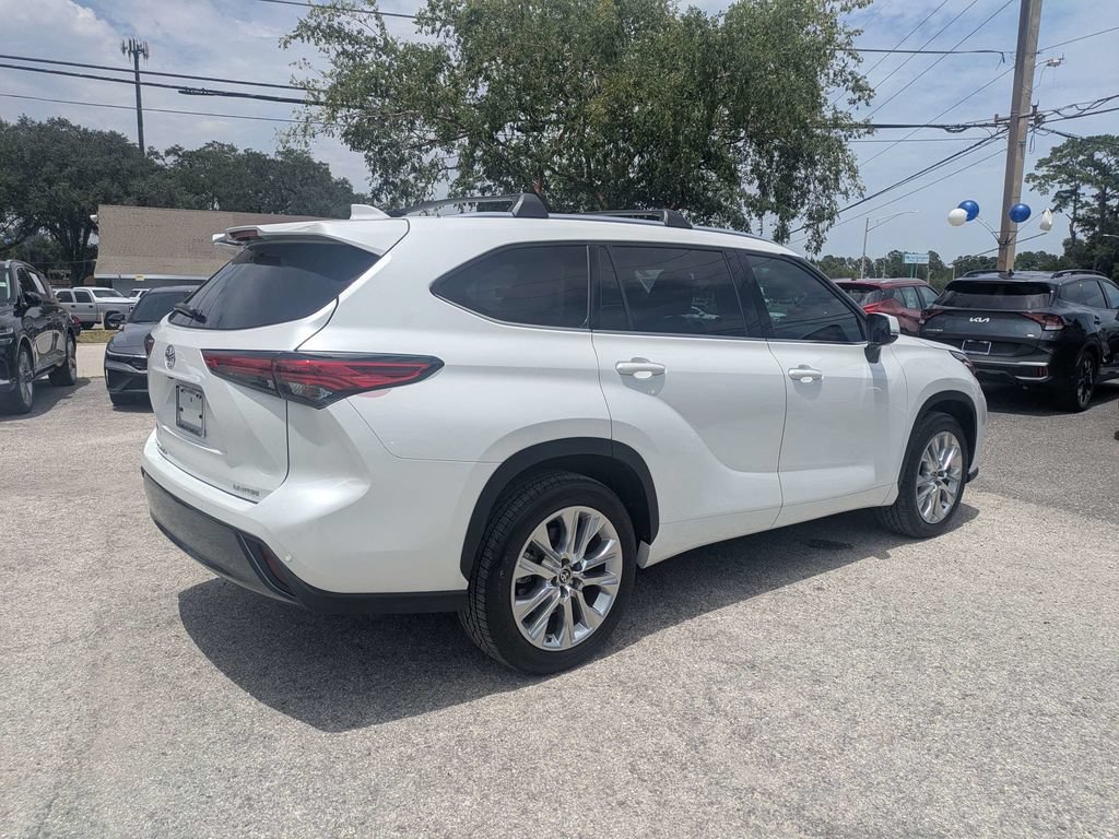 Used 2022 Toyota Highlander Limited FWD image 3
