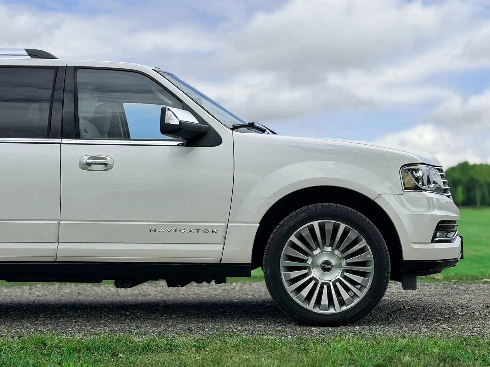 Used 2015 Lincoln Navigator L 4WD w/ Equipment Group 101A Reserve image 10