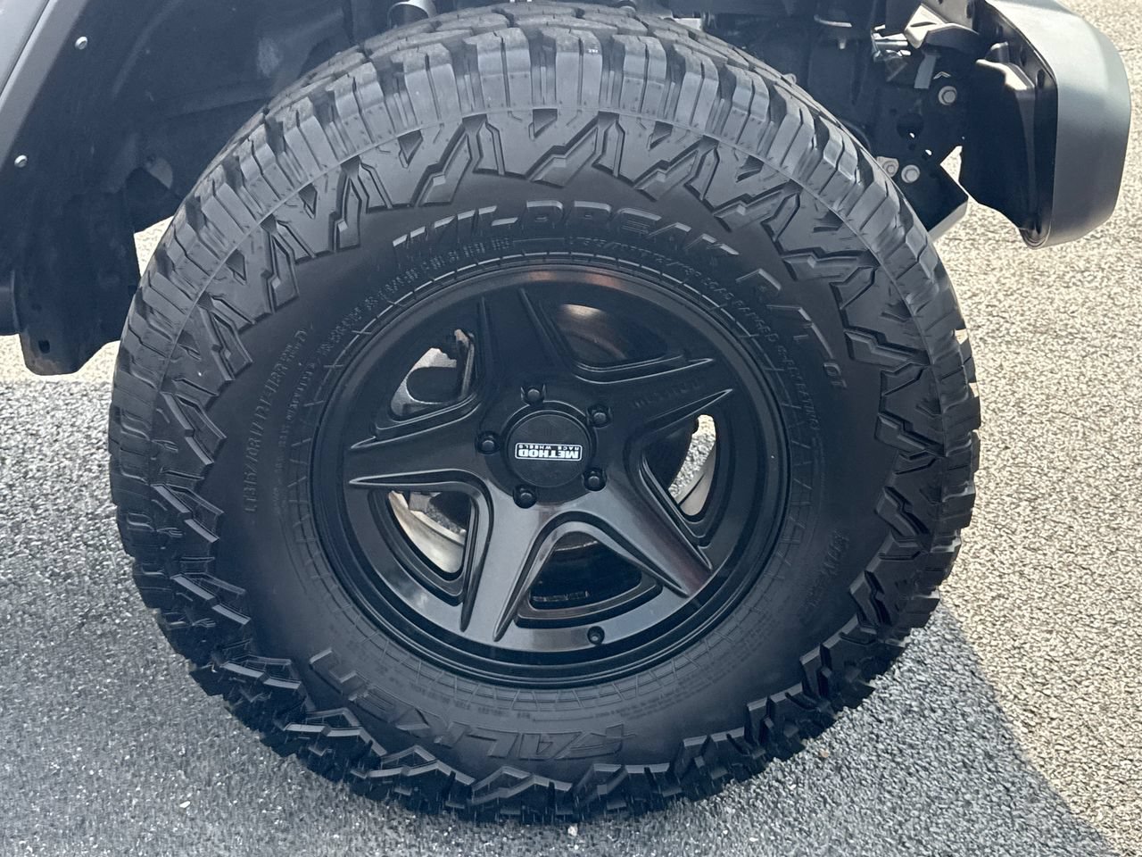 Used 2024 Jeep Gladiator Mojave w/ Technology Group AWD/4WD image 9