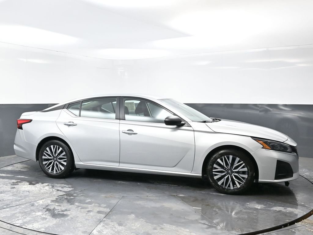 Used 2024 Nissan Altima 2.5 SV image 4