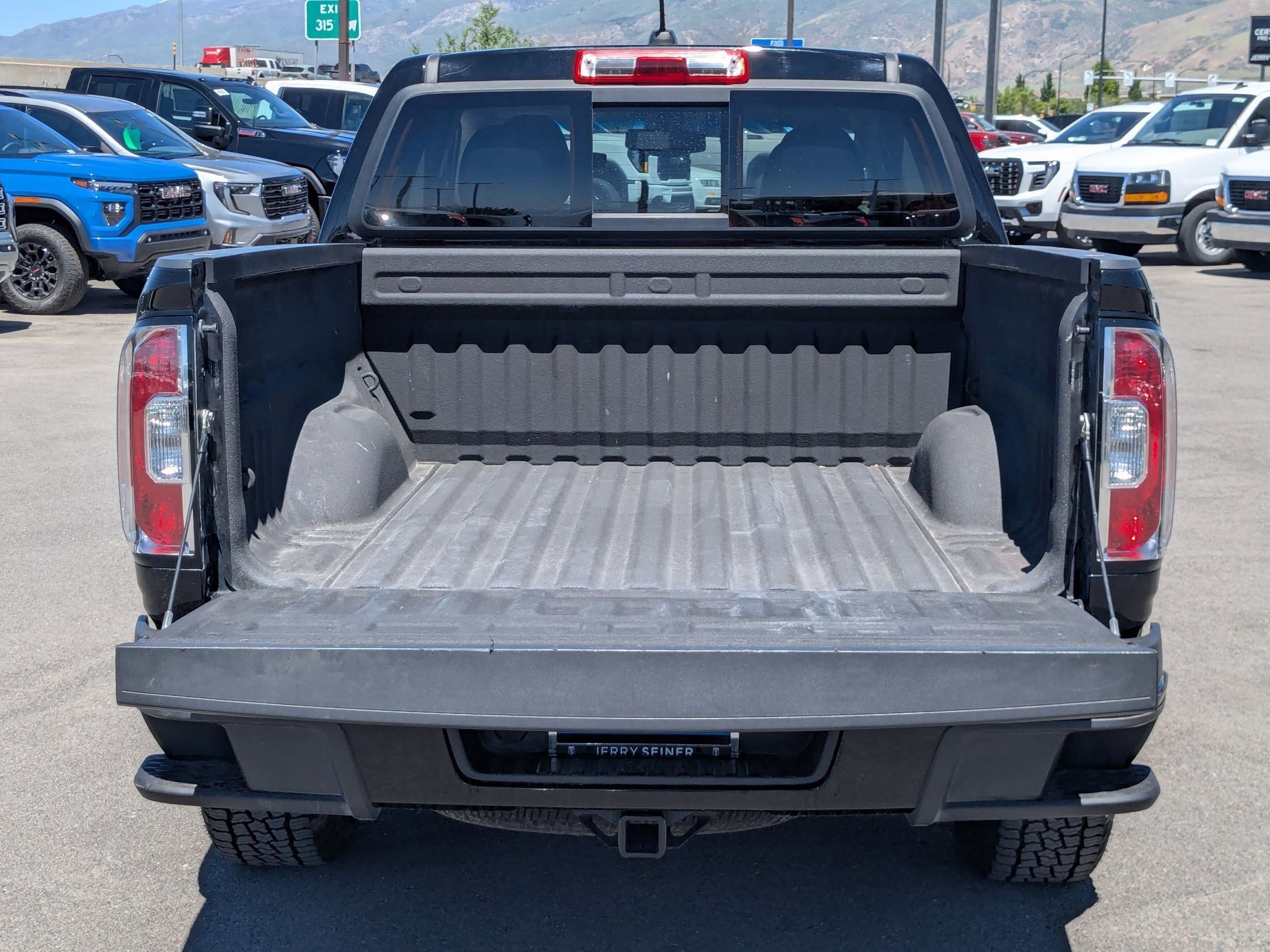 Used 2015 GMC Canyon SLE w/ All-Terrain Package AWD/4WD image 31