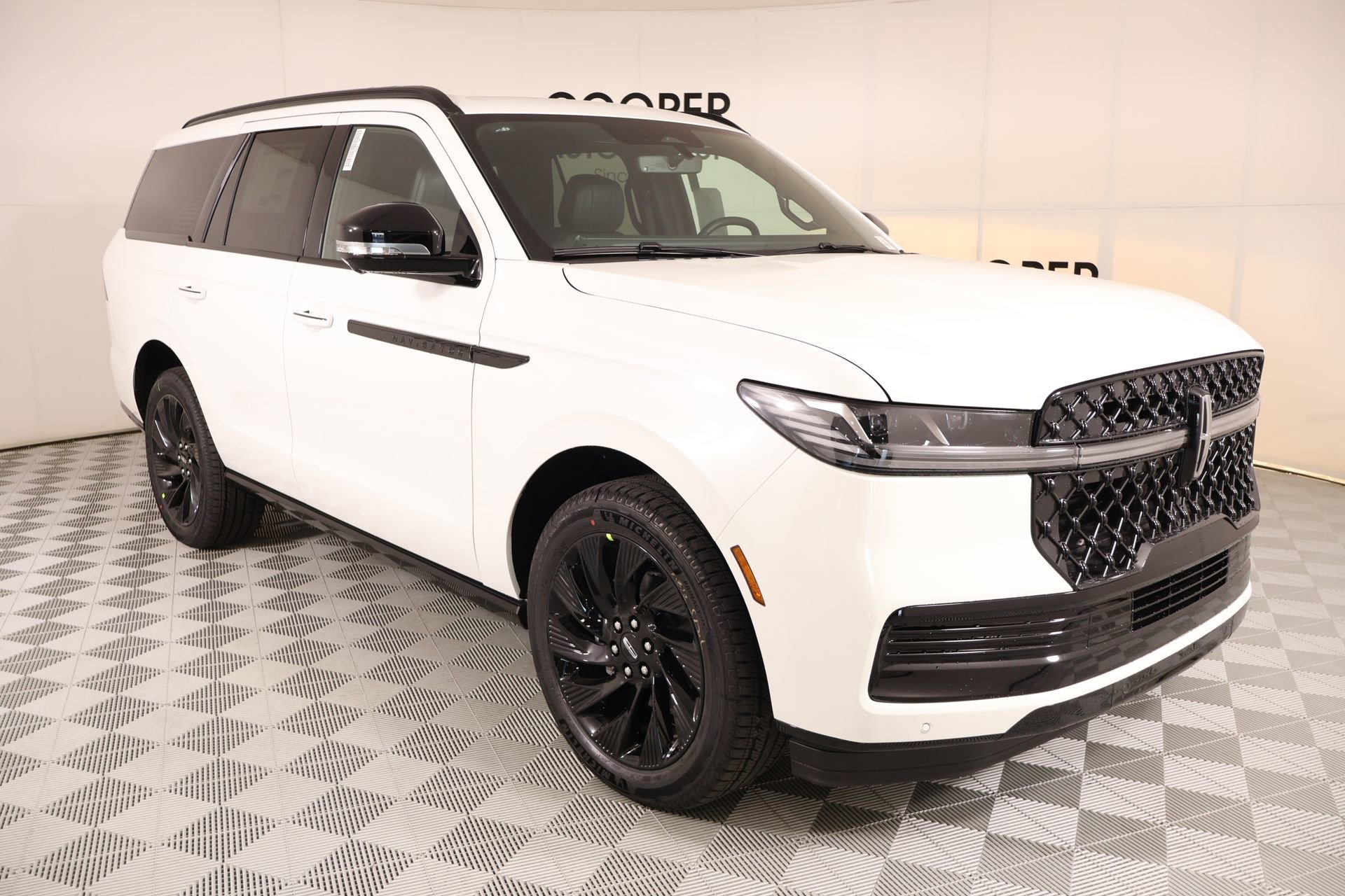 New 2026 Lincoln Navigator Reserve w/ Jet Appearance Package AWD/4WD image 1