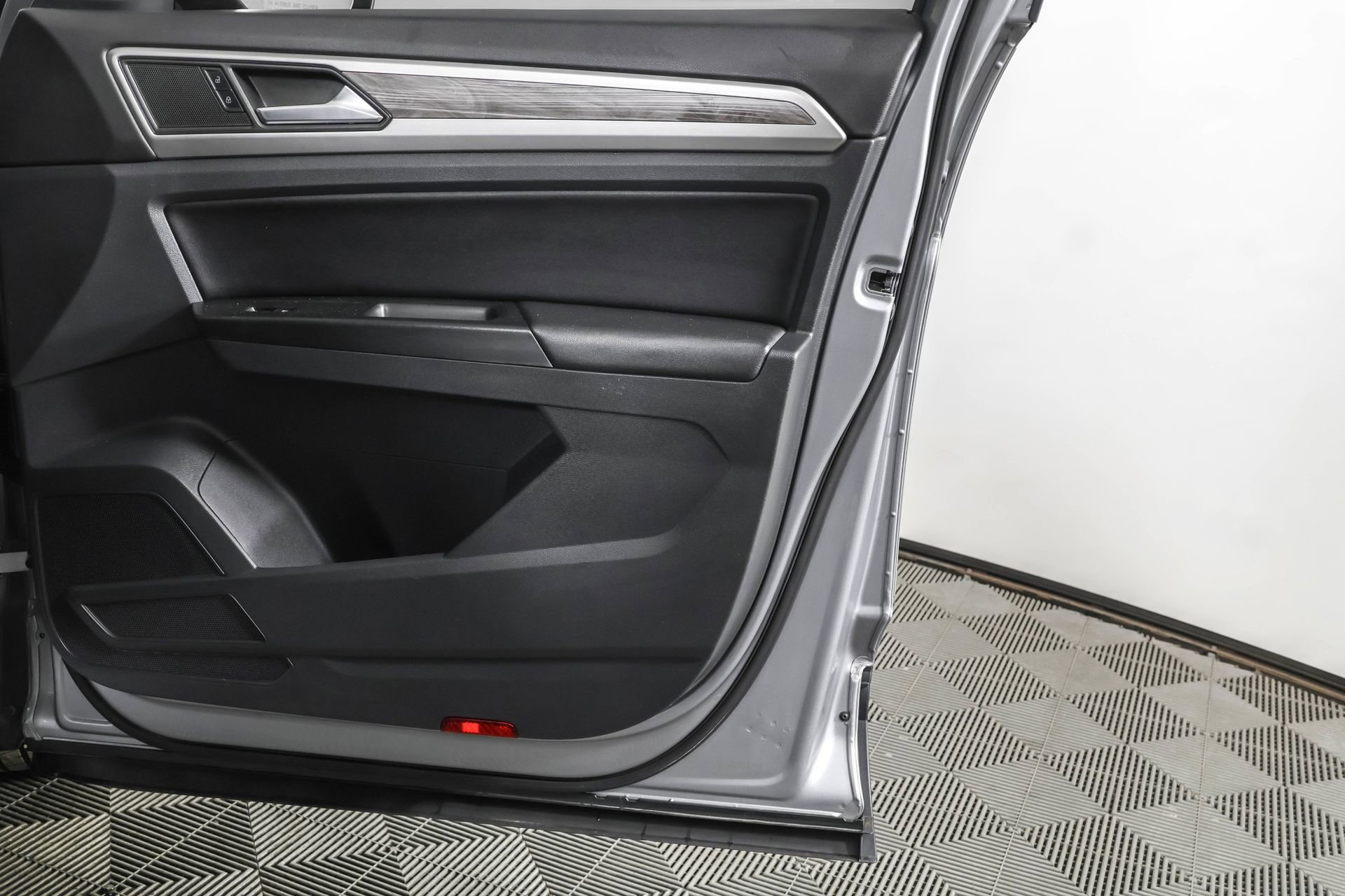 Used 2020 Volkswagen Atlas Cross Sport SE w/ Panoramic Sunroof Package image 47