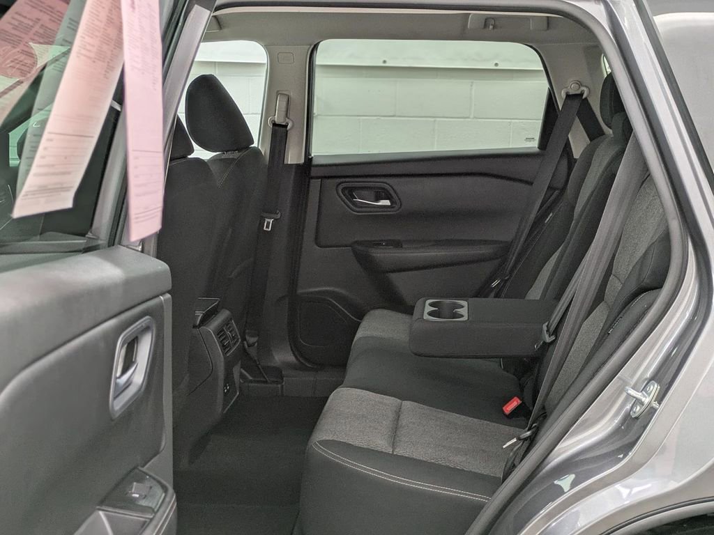 Used 2024 Nissan Rogue SV image 10