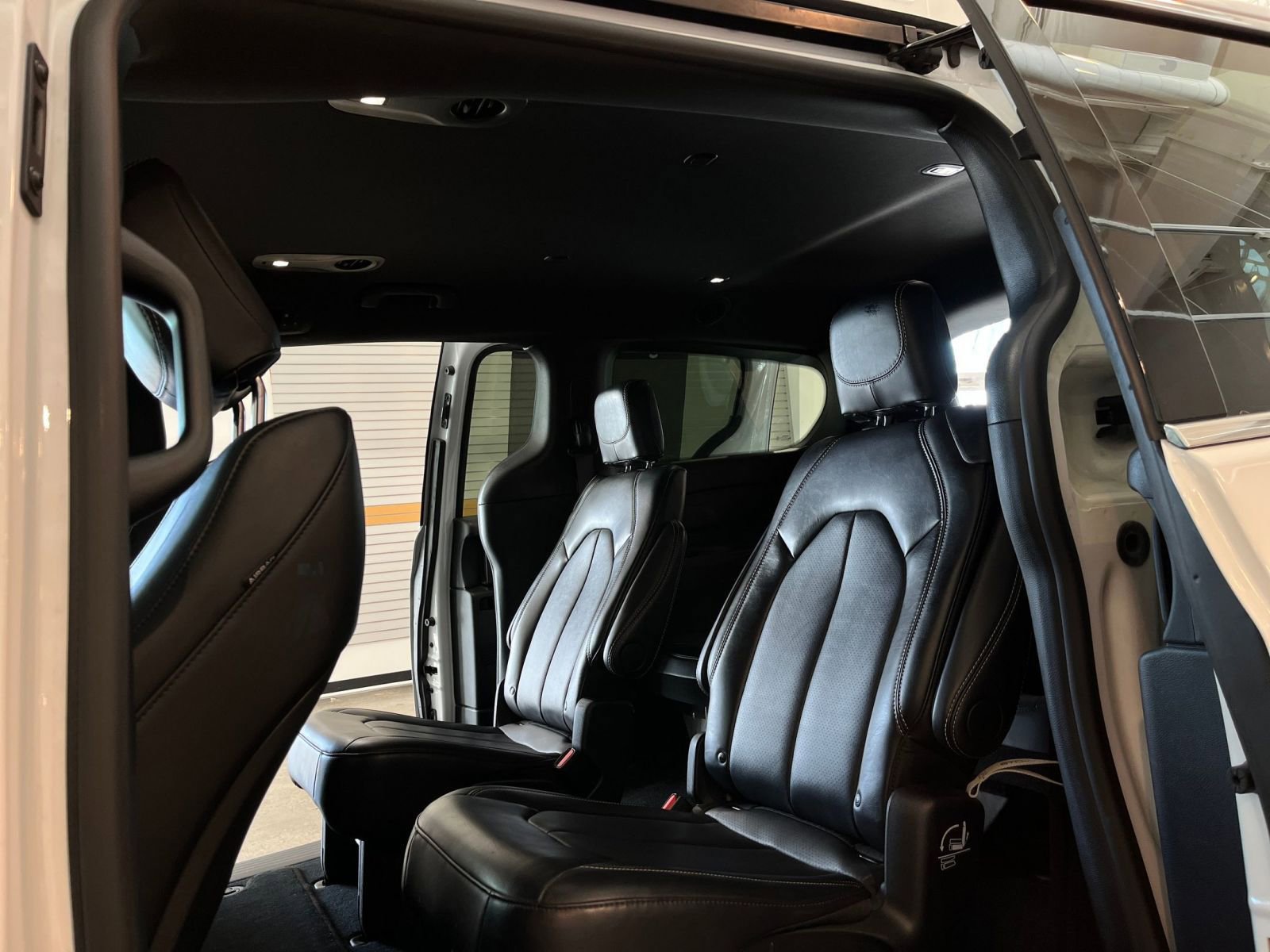 Used 2025 Chrysler Pacifica Select image 27