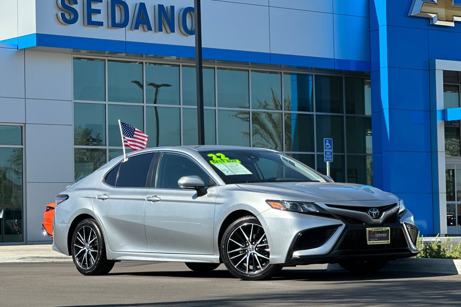 Used 2022 Toyota Camry SE w/ Carpet Mat Package (TMS) FWD image 2