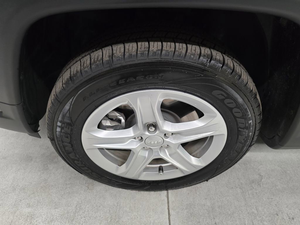 Used 2023 Jeep Compass Sport image 9