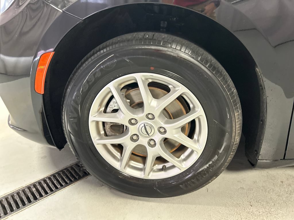 Used 2024 Chrysler Pacifica Touring-L w/ Uconnect Theater Family Group FWD image 9