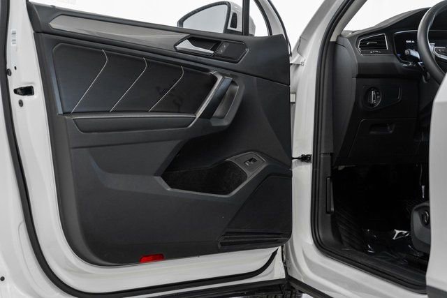 Used 2022 Volkswagen Tiguan SE w/ Panoramic Sunroof Package image 36