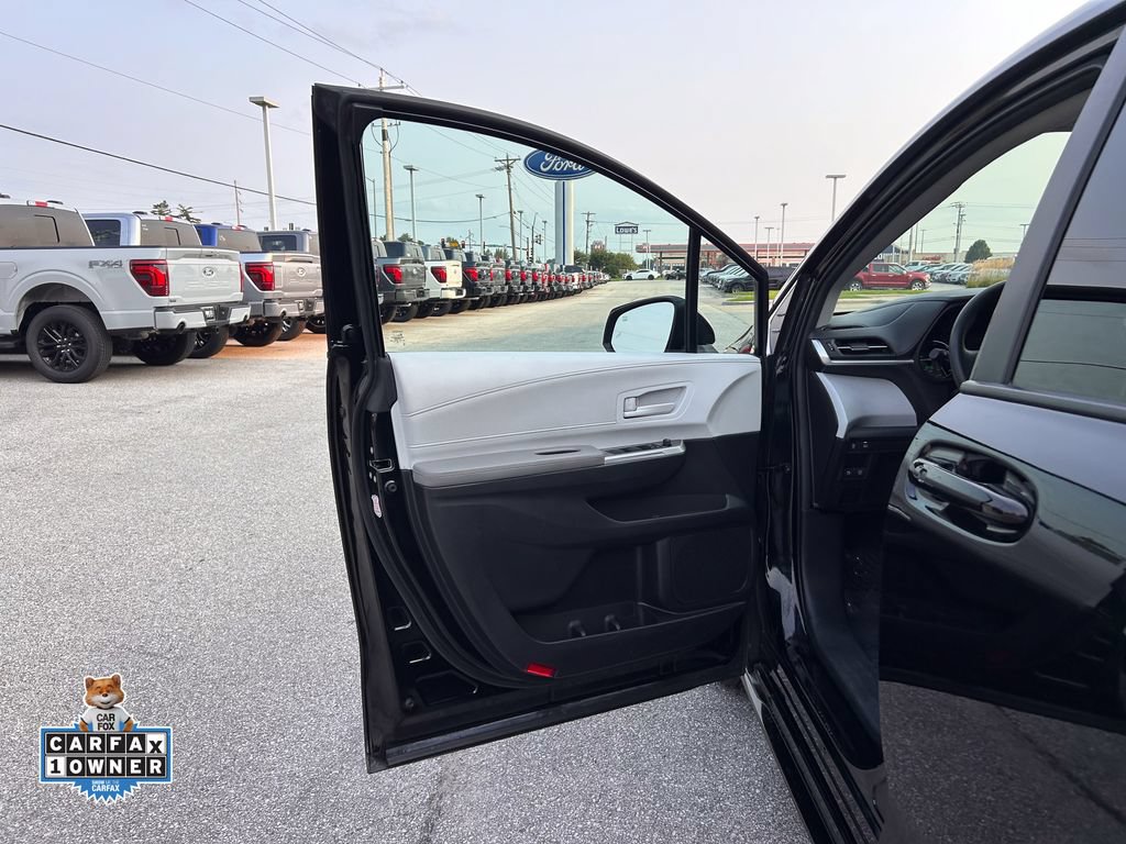 Used 2025 Toyota Sienna LE FWD image 12