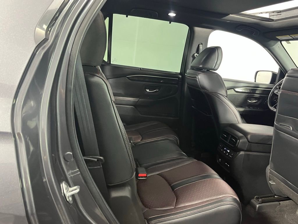 Used 2025 Honda Pilot Black Edition image 29