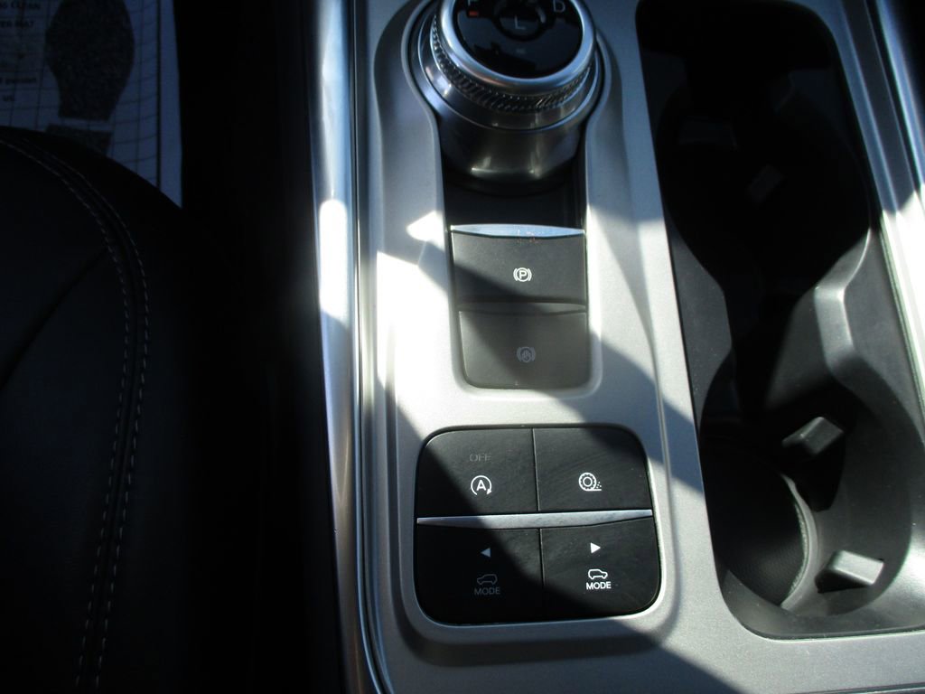 Used 2023 Ford Explorer XLT w/ Equipment Group 202A RWD image 8