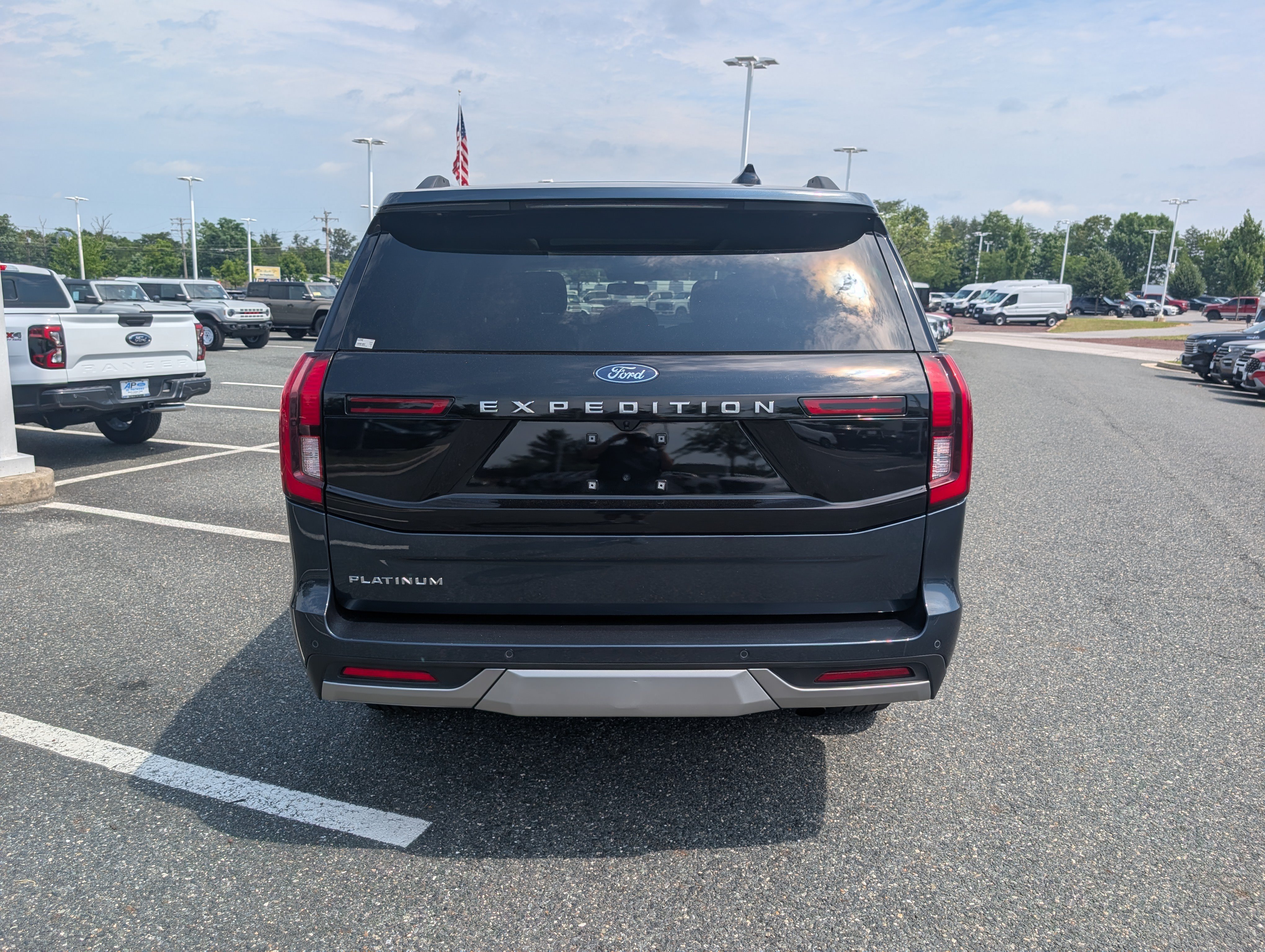 Certified 2025 Ford Expedition Platinum AWD/4WD image 4