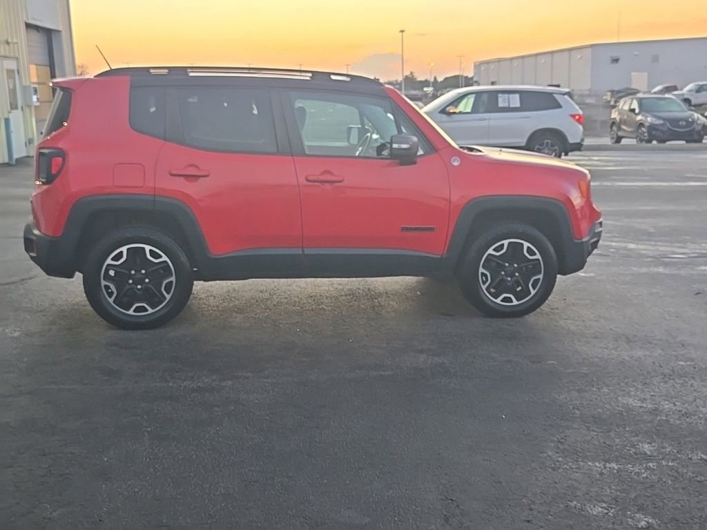 Used 2016 Jeep Renegade Trailhawk w/ Premium Trailhawk Package image 10