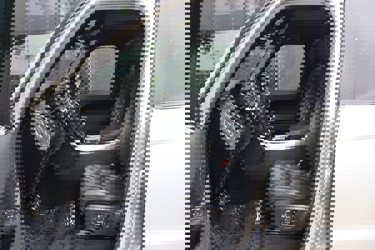 Used 2018 Land Rover Range Rover Sport HSE Dynamic image 32