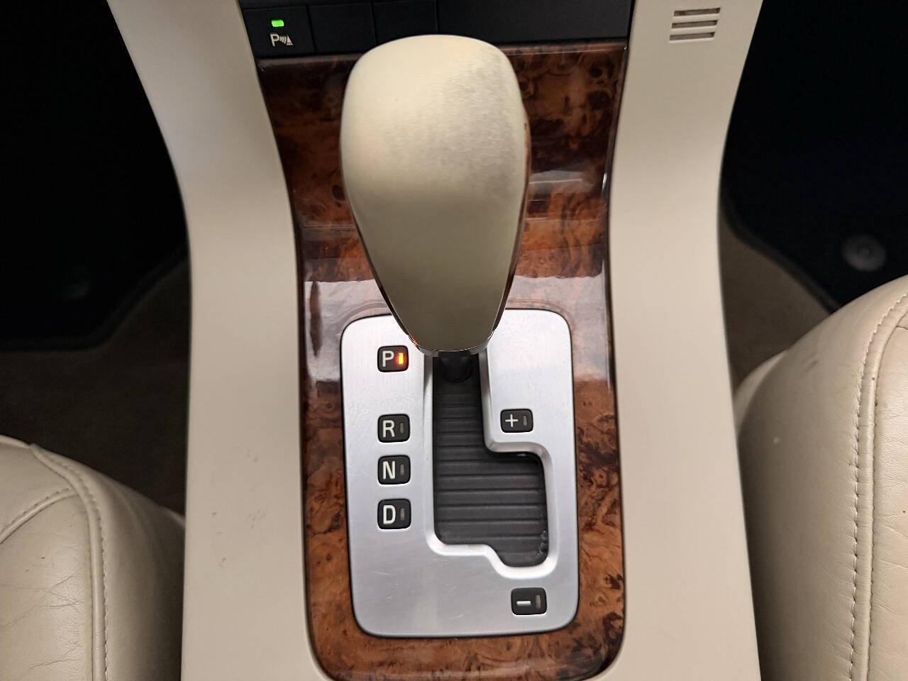 Used 2010 Volvo V70 FWD image 33