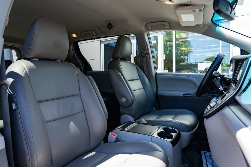 Used 2015 Toyota Sienna LE FWD image 25