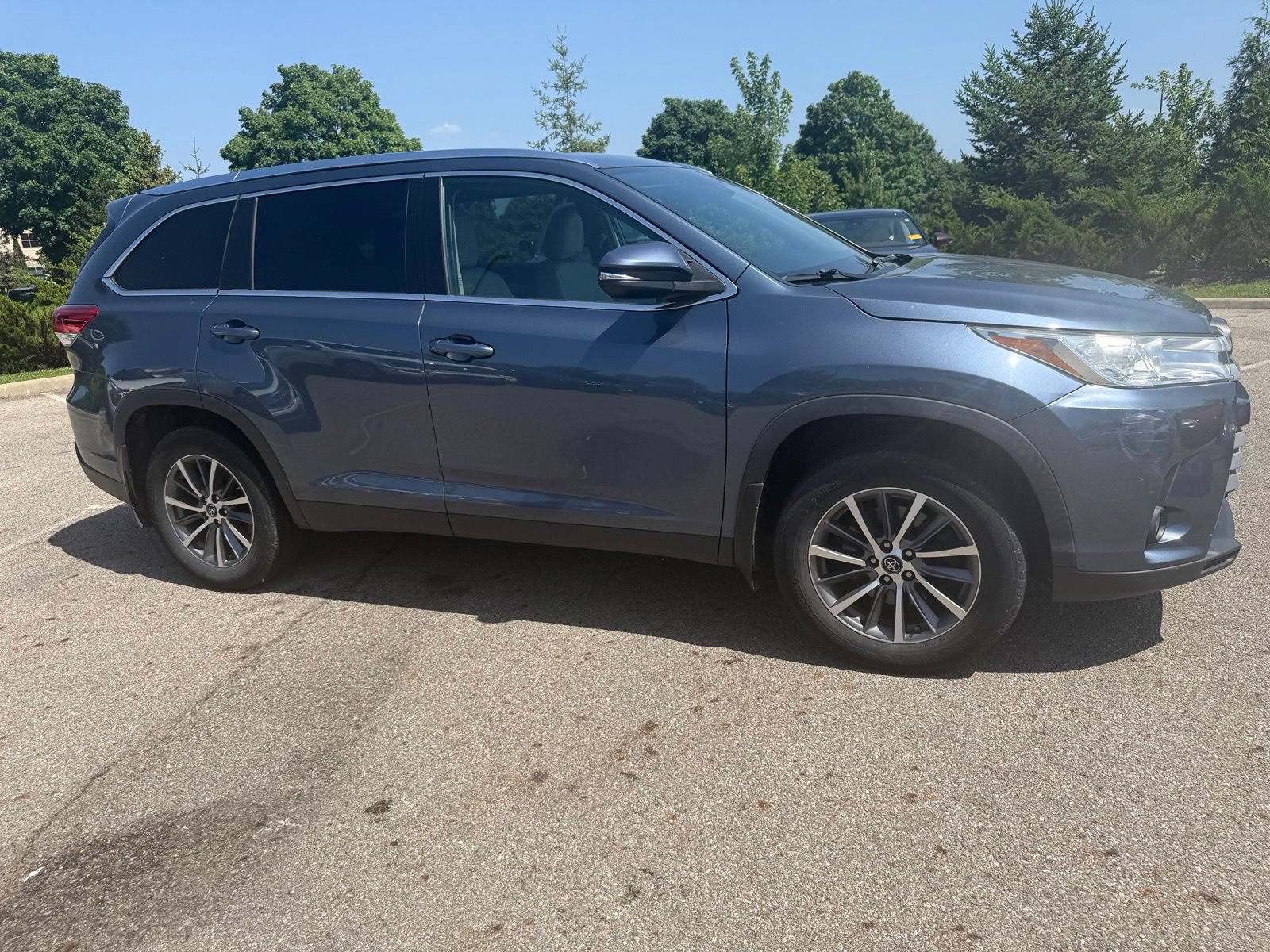 Used 2019 Toyota Highlander XLE AWD/4WD image 4