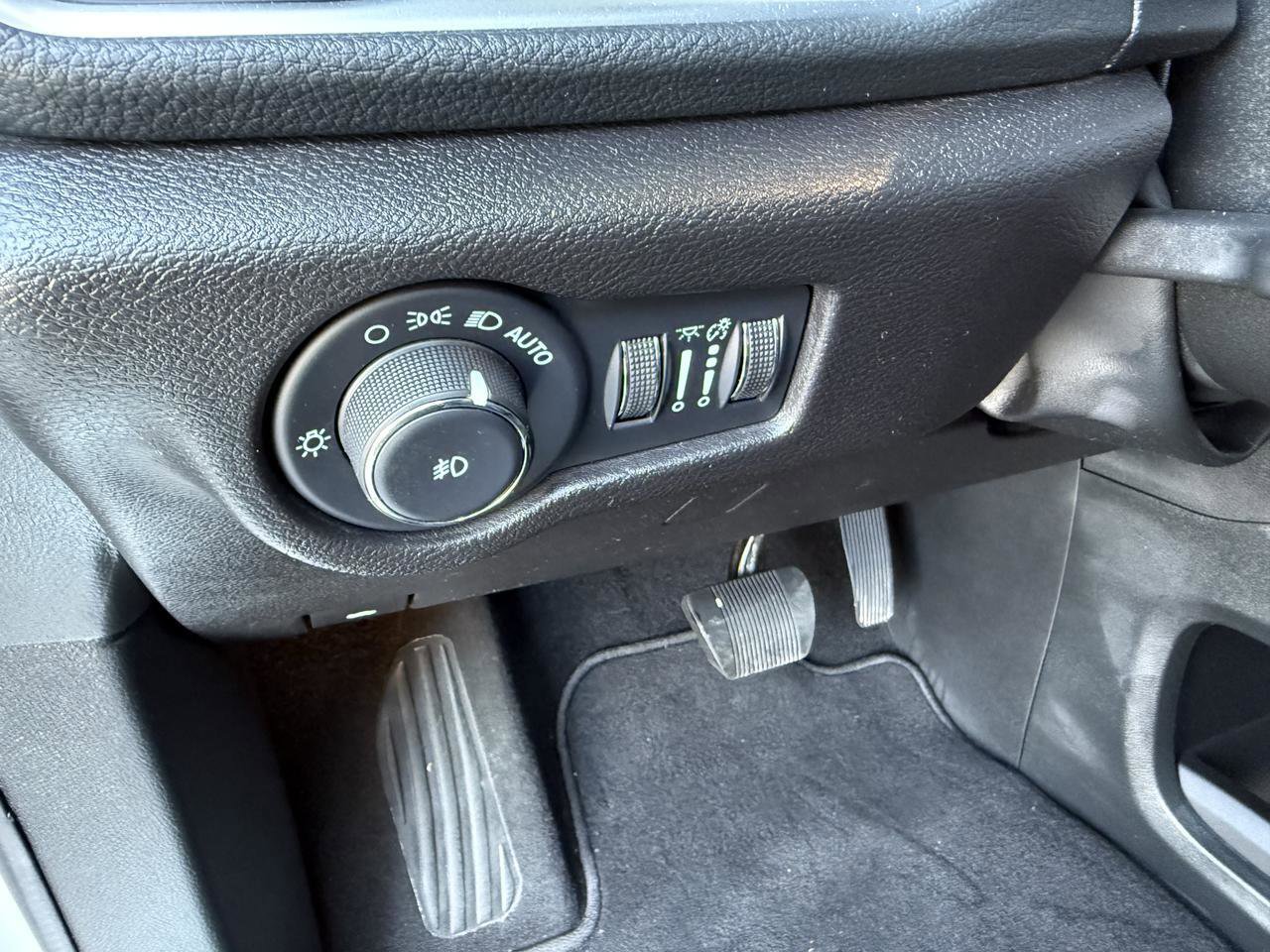Used 2023 Chrysler Pacifica Limited w/ S Appearance Package FWD image 15