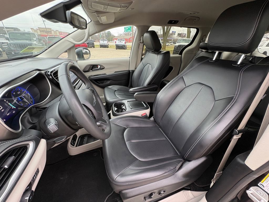 Used 2023 Chrysler Pacifica Touring-L image 19
