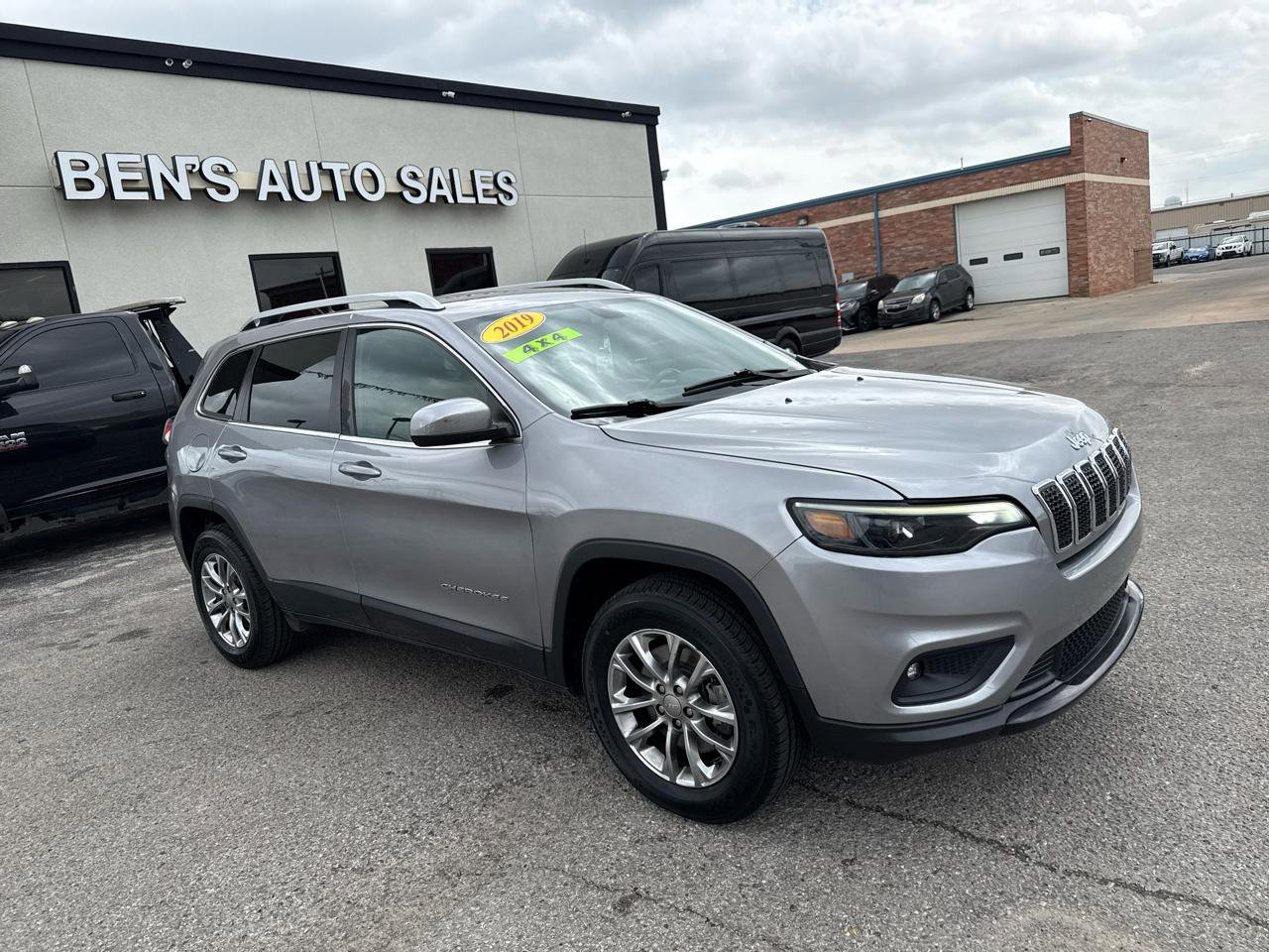 Used 2019 Jeep Cherokee Latitude Plus AWD/4WD image 4