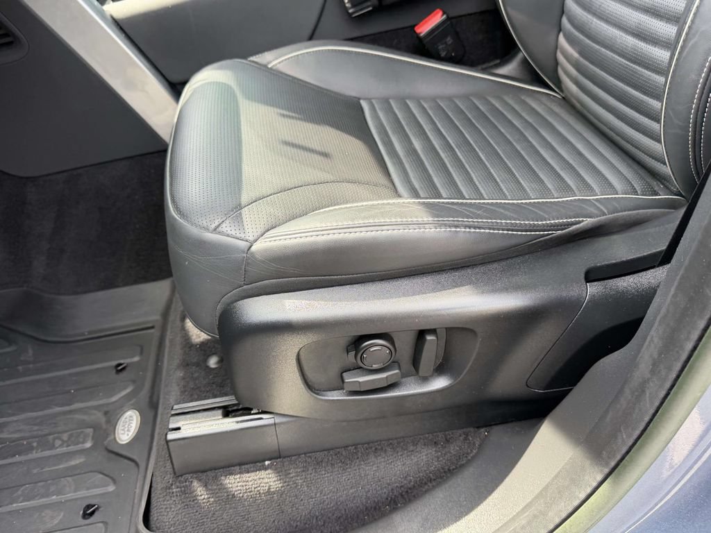 Used 2023 Land Rover Discovery Metropolitan Edition AWD/4WD image 23
