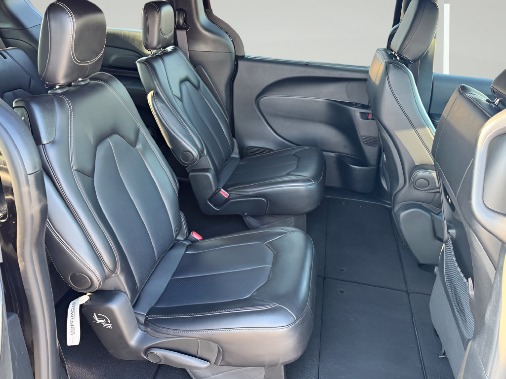 Used 2025 Chrysler Pacifica Select FWD image 28