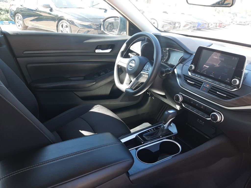 Used 2024 Nissan Altima 2.5 SV image 13