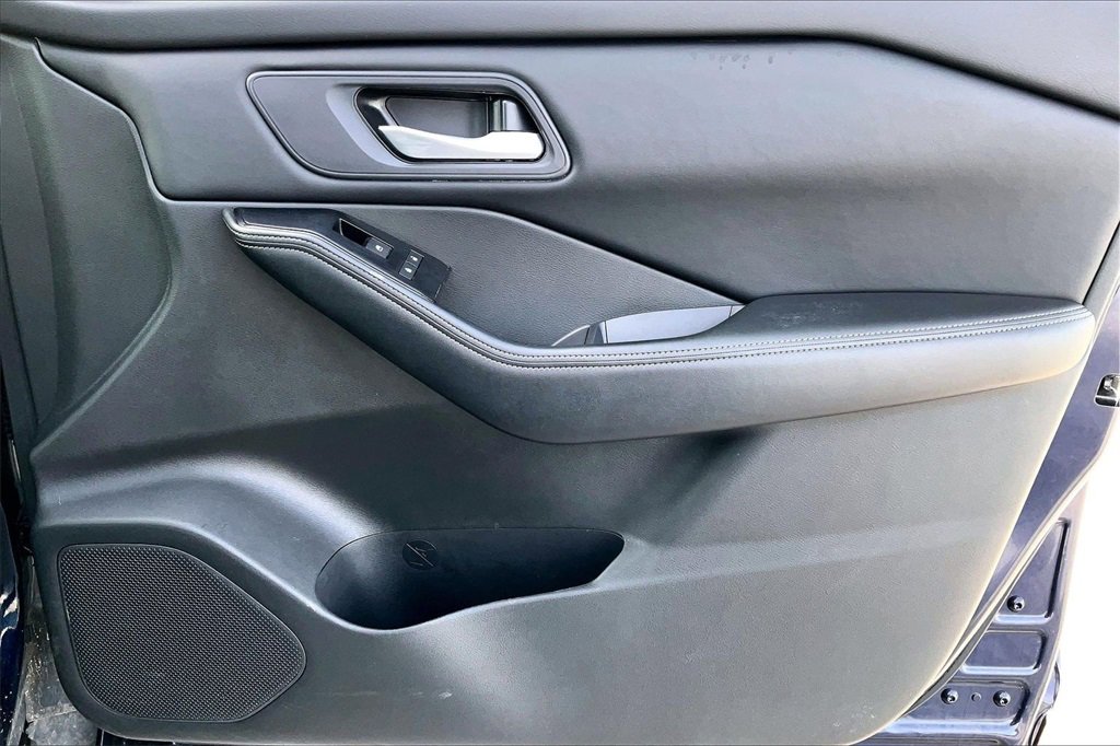 Used 2025 Nissan Rogue SV image 22