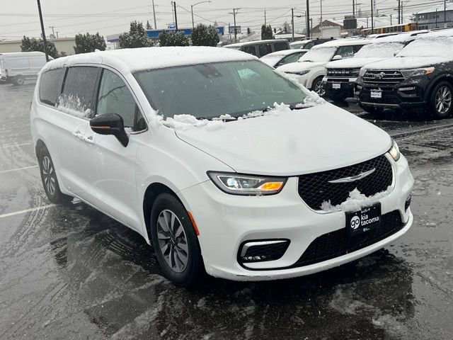 Used 2024 Chrysler Pacifica Select image 5