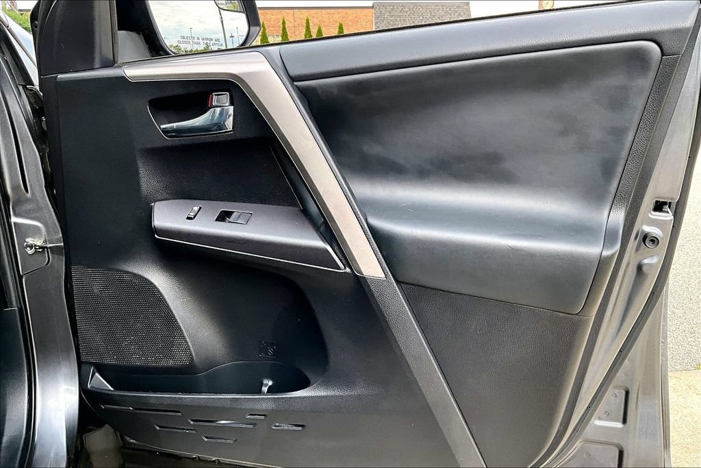 Used 2018 Toyota RAV4 XLE AWD/4WD image 22